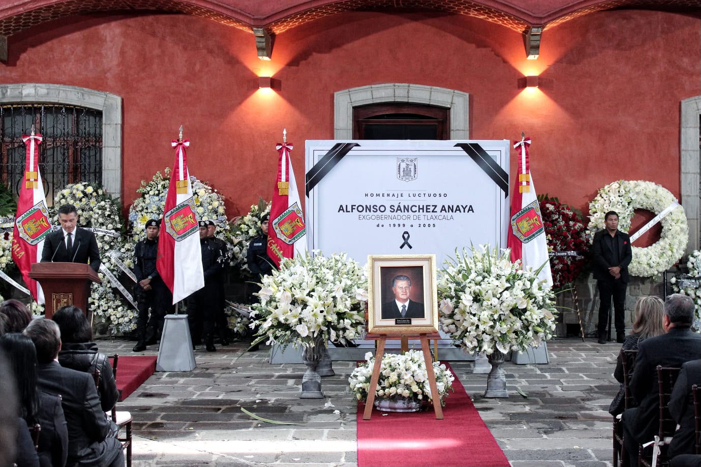 Carlos López acompaña a alcalde con licencia Alfonso Sánchez en homenaje póstumo al ex gobernador Sánchez Anaya